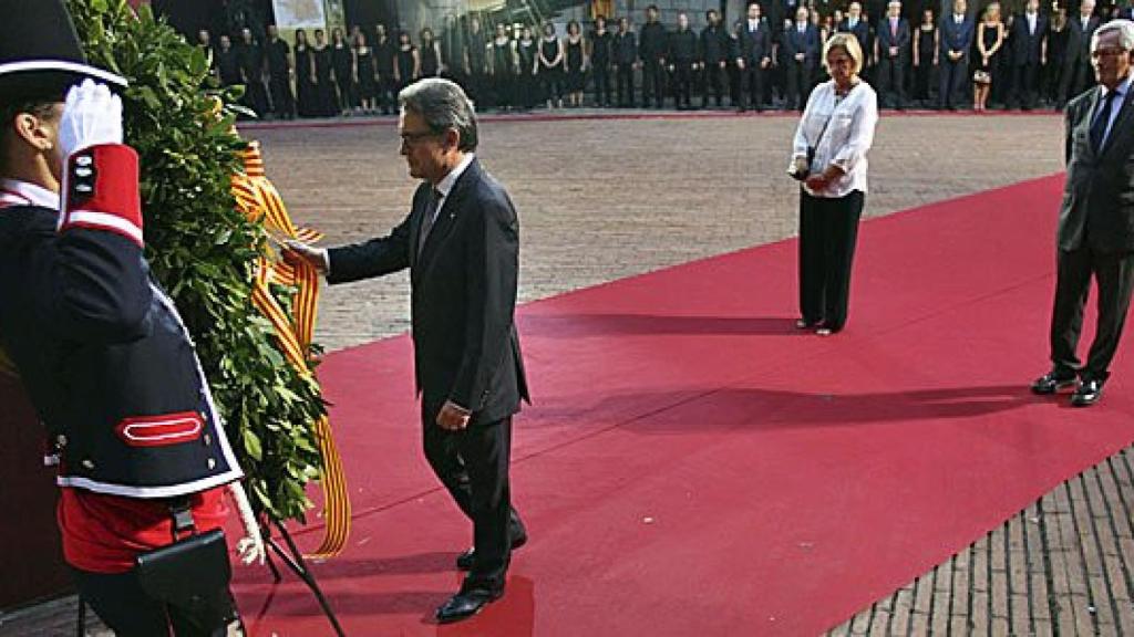 El presidente de la Generalidad, Artur Mas, durante su ofrenda floral en el 'Fossar de les Moreres'