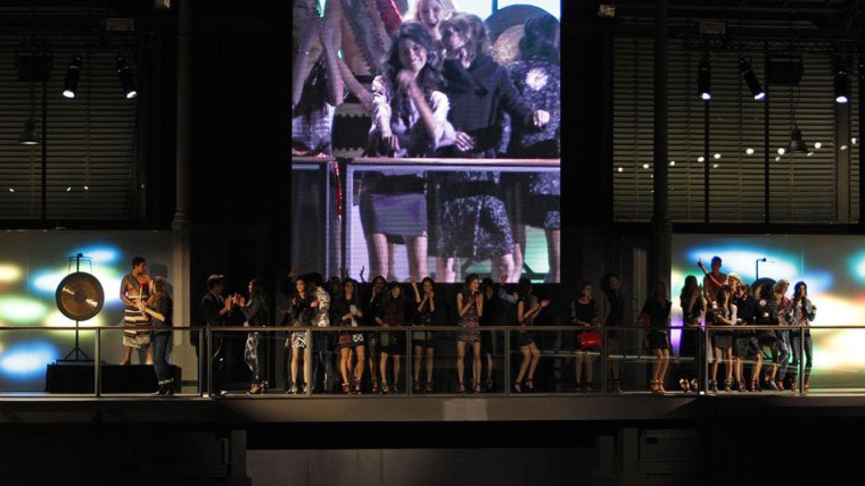 Irina Shayk protagoniza el desfile de Desigual en el 080 Fashion