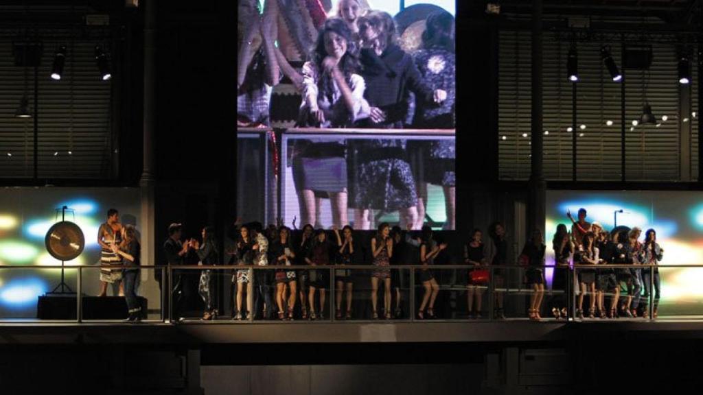 Irina Shayk protagoniza el desfile de Desigual en el 080 Fashion