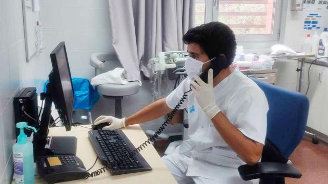 Imagen de un médico de familia consultando el sistema informático / CEDIDA