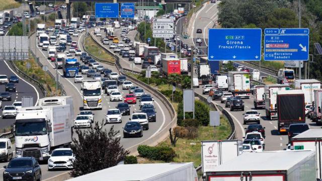 Imagen de colas anteriores en la autopista AP-7, una de las carreteras catalanas donde se ha elevado la mortalidad / EFE