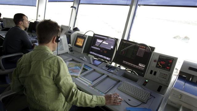 Controladores aéreos en sus puestos de trabajo / EP