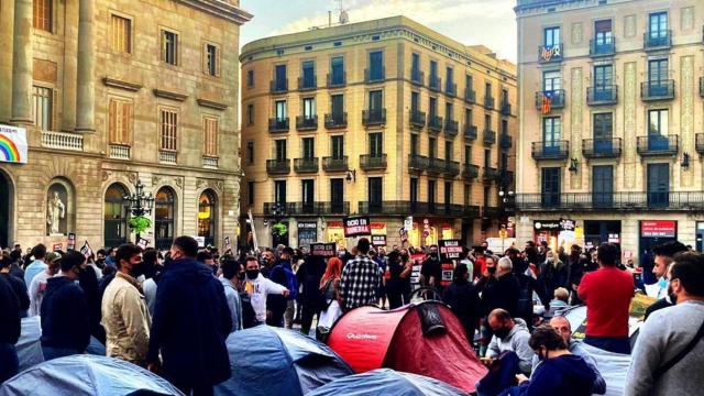 Acampada de representantes del ocio nocturno en plaza Sant Jaume / GERENCIA FIHR
