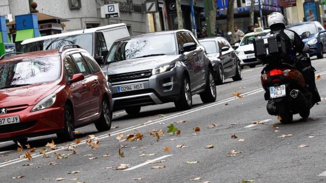 Imagen de vehículos circulando por el centro de Barcelona / EP