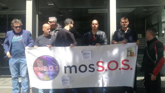 Representantes sindicales de los Mossos d'Esquadra protestan ante la sede de Interior para pedir mejoras en el cuerpo / TWITTER