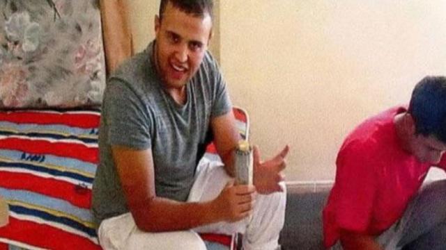 Uno de los terroristas muestra el explosivo que prepara en el chalé de Alcanar