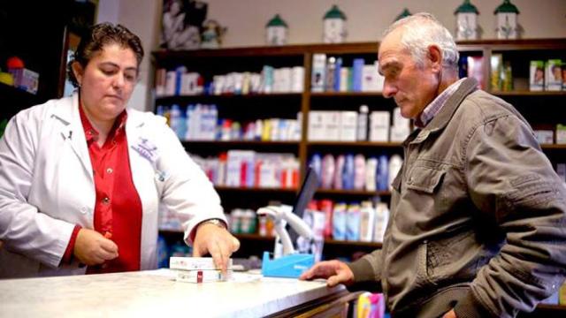 Un hombre compra medicamentos en una farmacia tras el fin del copago / EFE