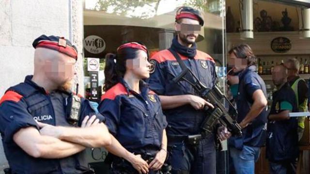 Agentes de los Mossos d'Esquadra durante una operación / EFE