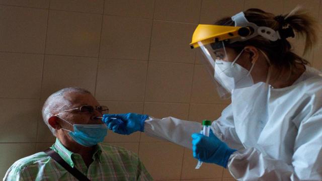Sanitaria realizando una prueba PCR para detectar el Covid /EFE
