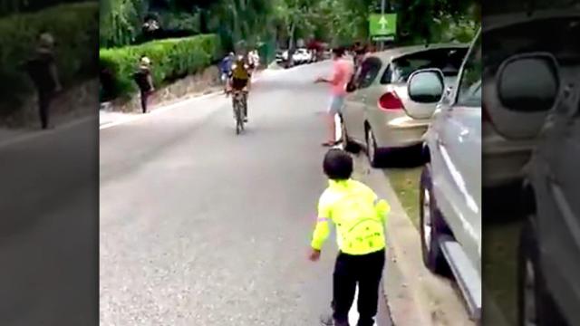 Un niño anima al ciclista y el pequeño obtiene su recompensa