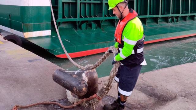 Imagen de un trabajador de amarres del Puerto de Barcelona  / Cedida