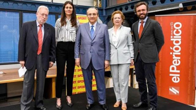 Joan Tapia (1i) y Anna Cristeto (2i) junto a directivos de Prensa Ibérica / PRENSA IBÉRICA