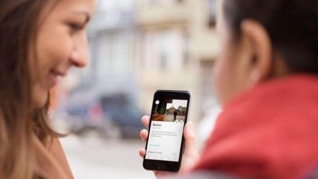 Dos usuarias conultan varios pisos en Airbnb / CG