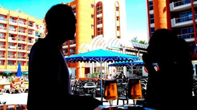 Una pareja toma cañas en el hotel Belvedere de Salou (Tarragona) / CG