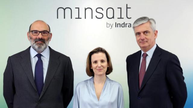 Fernando Abril-Martorell (izquierda), presidente de Indra; Cristina Ruiz, directora de Minsait, y Javier de Andrés, consejero delegad de Indra