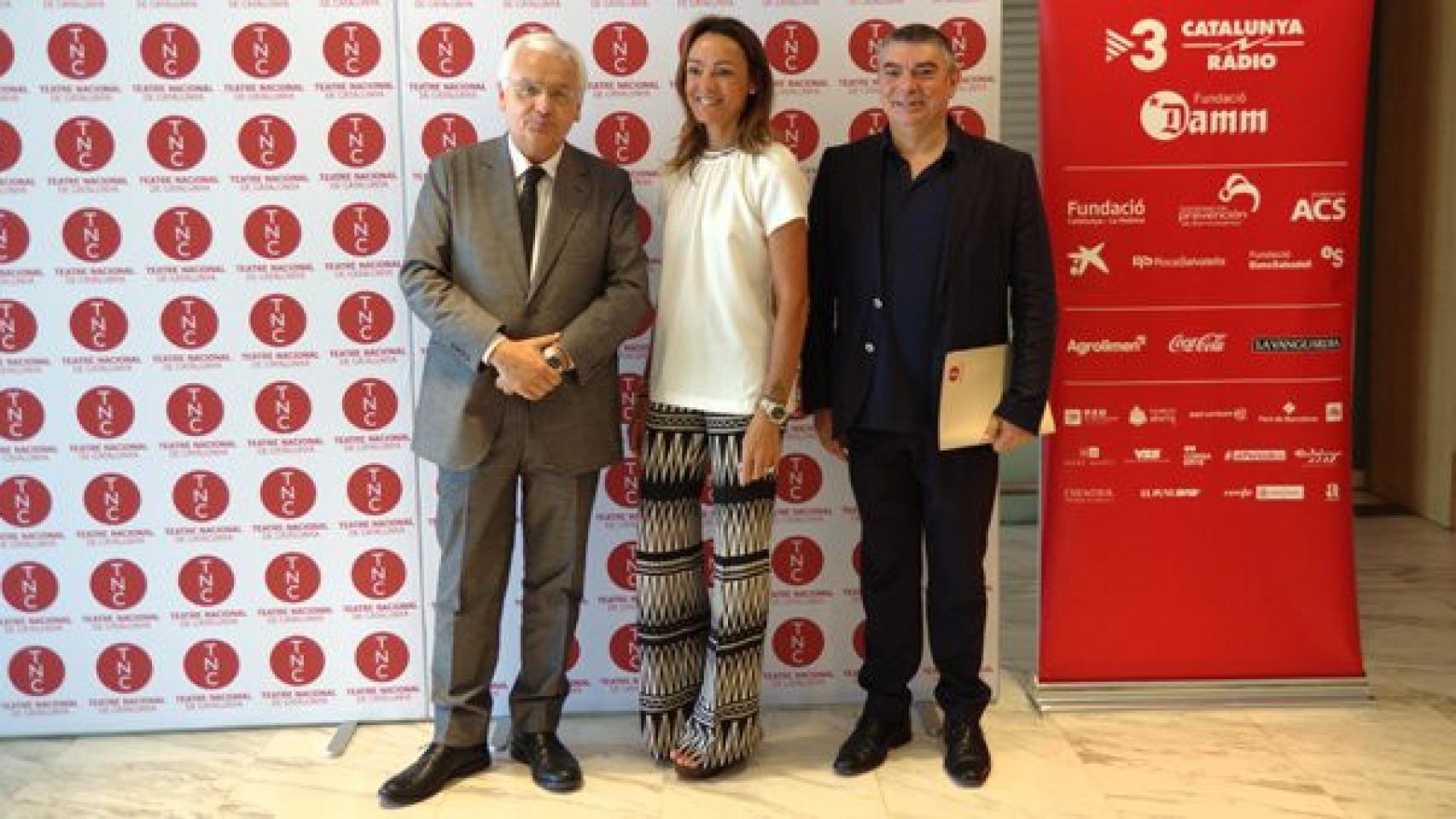 De izquierda a derecha: el consejero de Cultura, Ferran Mascarell; la presidenta del consejo de adminstración del TNC, Sol Daurella, y el director artístico del TNC, Xavier Albertí