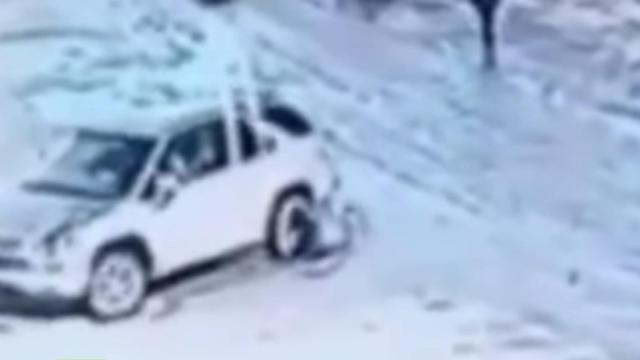 Una captura de pantalla del momento en que el vehículo atropella a la anciana