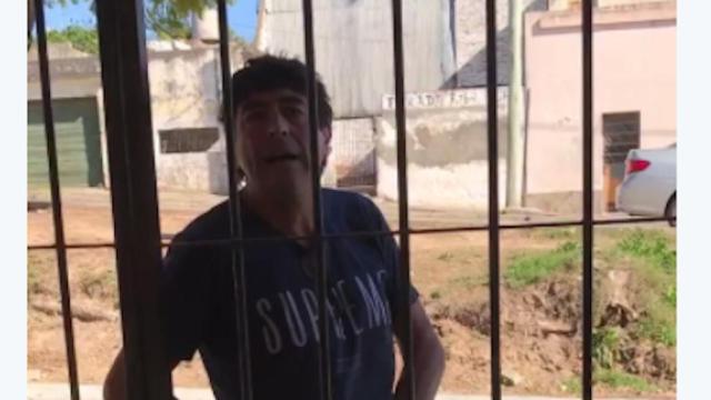 El hombre amenaza a la mujer en el vídeo
