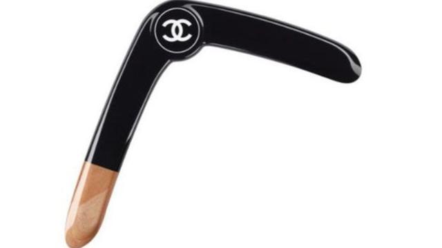 El 'boomeran' comercializado por Chanel por 1.300 euros / CHANEL