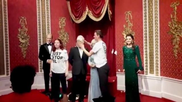 Ecologistas dan un tartazo a la figura de cera de Carlos III