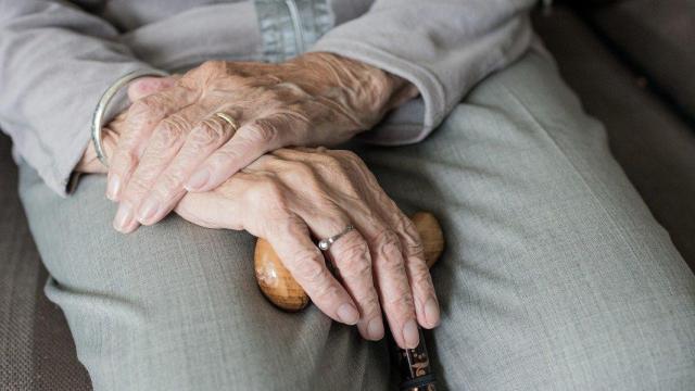 Una imagen de archivo de una abuela / PIXABAY