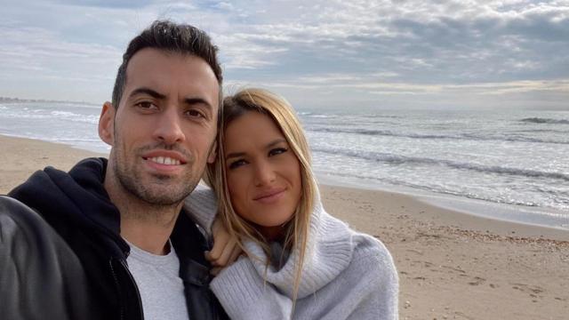 sergio Busquets y Elena Galera en la playa