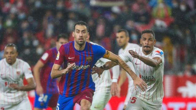 Sergio Busquets, en el partido de Liga de esta temporada contra el Sevilla / EFE