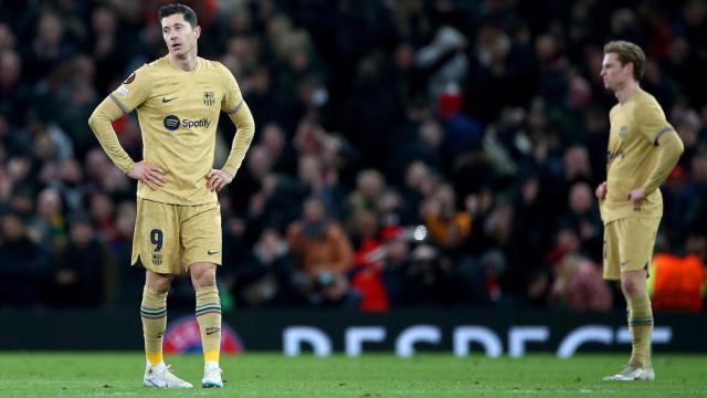 Lewandowski y Frenkie de Jong, decepcionados tras la eliminación del Barça / EFE