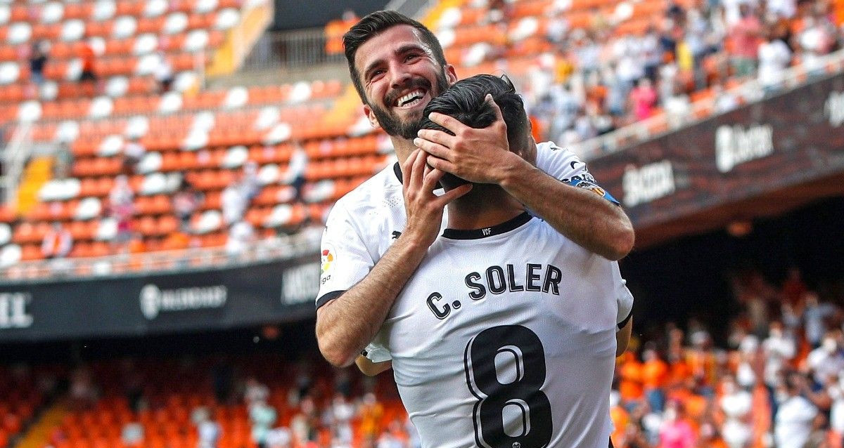 Carlos Soler y José Luis Gayà, celebrando un gol en Mestalla / EFE