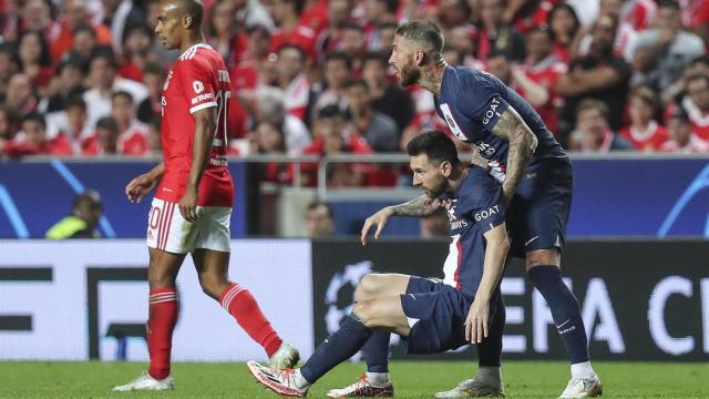 Sergio Ramos sostiene a Messi en un partido del PSG / EFE
