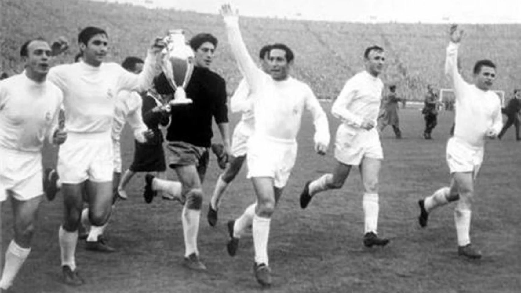 El Real Madrid, celebrando su primera Copa de Europa | RM