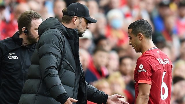 Thiago Alcántara se marcha sustituido por Jürgen Klopp en el último partido del Liverpool / EFE