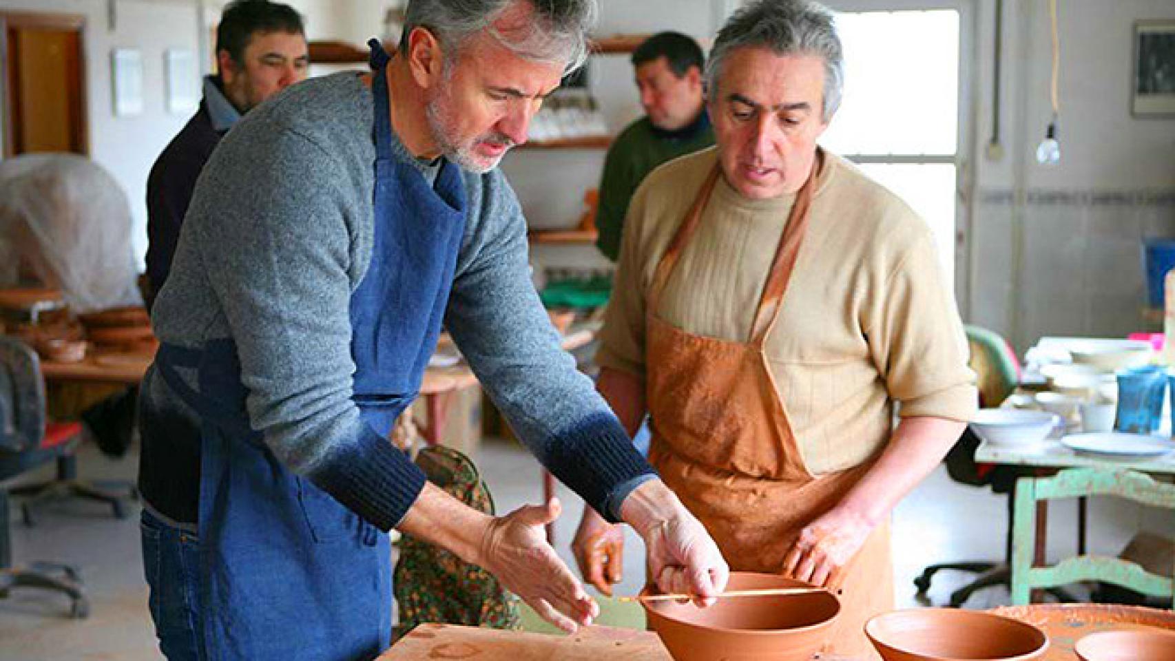 Jaime Beriestain en uno de los procesos de creación de su vajilla, realizada artesanalmente / CG