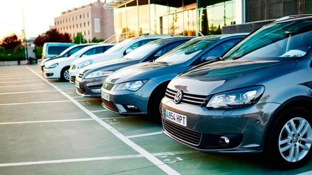 Una flota de vehículos de 'renting' estacionados / EP