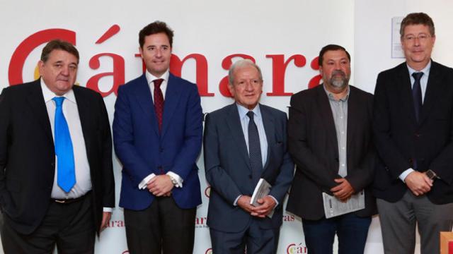 Los expertos jurídicos que han escrito sobre el 'rescate' de servicios públicos. De izquierda a derecha: Gonzalo Quintero, Adolfo Díaz-Ambrona, Pascual Sala, Francisco Caamaño y José María Gimeno Feliu / CG