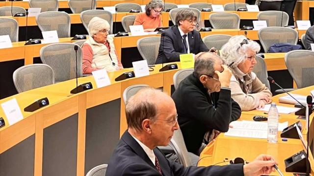 En primera fila, académicos críticos con la inmersión y, tras ellos, los eurodiputados de Junts Puigdemont y Ponsatí antes de marcharse / @ClaraPonsati (TWITTER)