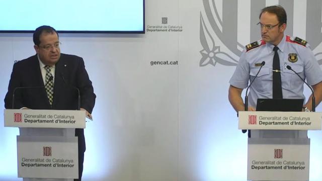 El consejero de Interior de la Generalitat, Joan Ignasi Elena (i), debe elegir entre PSC y CUP para aprobar la nueva ley de policía de Cataluña / CG