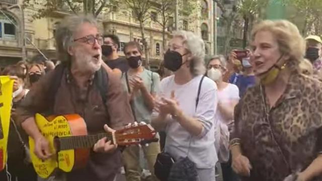 El hombre que se convirtió en ‘trending topic’ con Pilar Rahola tras la concentración por la detención de Puigdemont ha vuelto a aparecer en el 17A