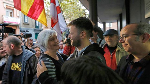 La alcaldesa de Badalona, Dolors Sabater (2 i) recibe un abrazo del concejal José Tellez (CUP) (2º d) en presencia del concejal Francesc Duran (Guanyem Badalona) (i) y Oriol Lladó (ERC) (d) | EFE