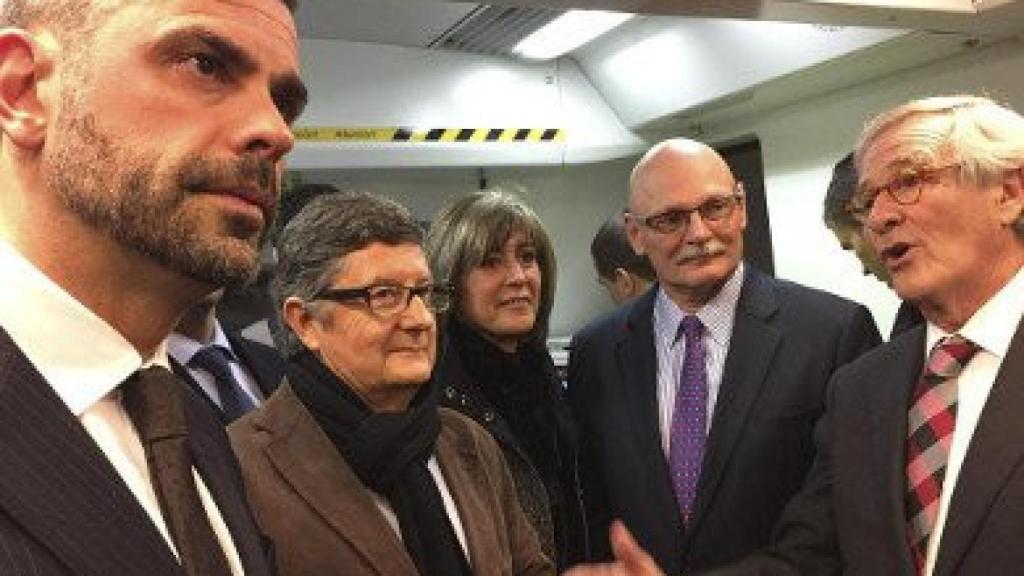 El consejero de Territorio y Sostenibilidad, Santi Vila (izquierda) y el alcalde de Barcelona, Xavier Trias (derecha), en un viaje de pruebas de la L9 del metro, el pasado dia 12 de febrero