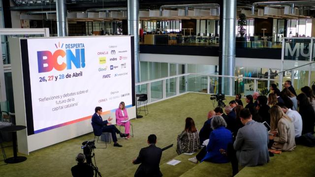 El líder del PSC, Salvador Illa, y la directora de Crónica Global, Cristina Farrés, inauguran el 'DespertaBCN' / SIMÓN SÁNCHEZ