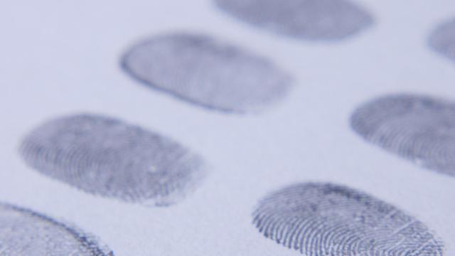 Huellas dactilares en una imagen de archivo / PEXELS