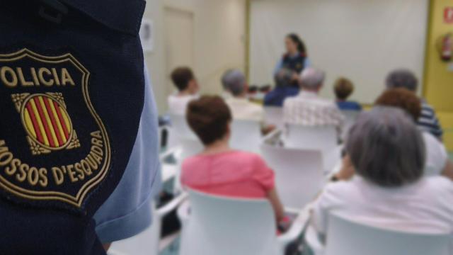 Agentes de los Mossos dan una charla informativa a personas mayores / MOSSOS D'ESQUADRA