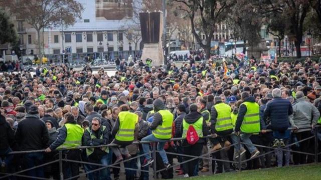 Imagen de la asamblea de los taxistas de Barcelona en huelga / EFE