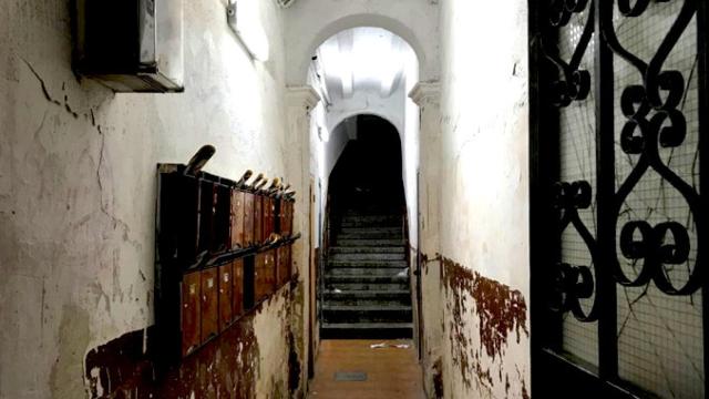 Entrada a un edificio de la calle Sant Gil donde hay prostitución y droga / CG