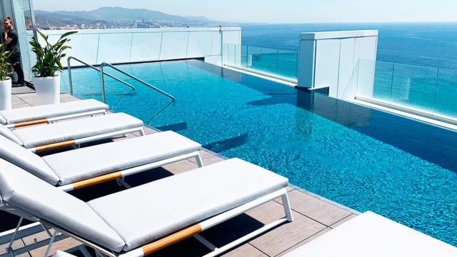 Imagen de la zona de piscina en la azotea de Hotel Marina Badalona / Cedida
