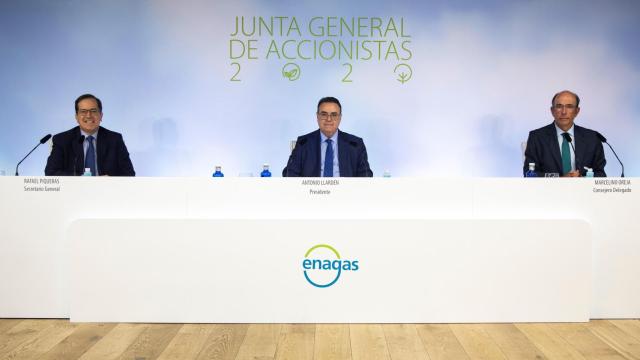 Antonio Llardén, presidente de Enagás (centro.), junto a Marcelino Oreja, consejero delegado (dcha.), y Rafael Piqueas, secretario general / ENAGÁS