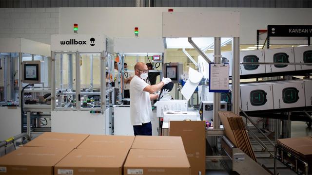 Un trabajador de Wallbox / EP