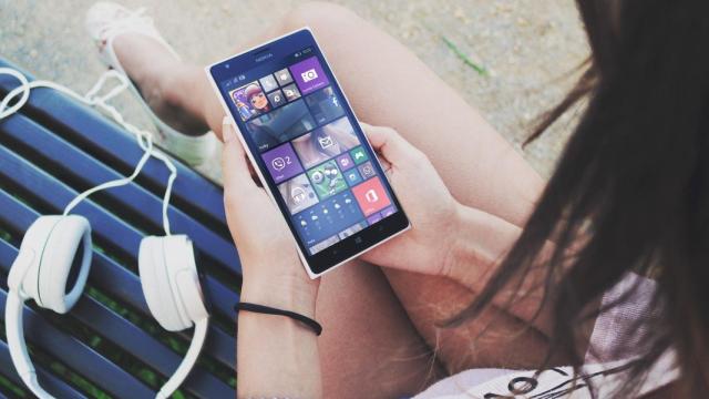 Las ‘apps de serie’ del móvil operan sin tu consentimiento