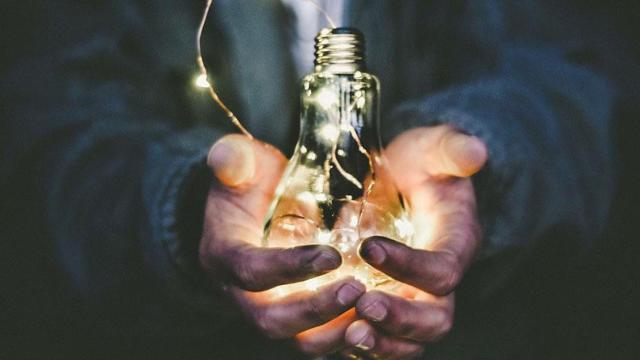 Persona cogiendo una bombilla como símbolo de innovación / UNSPLASH